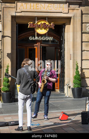 Zwei Straßenmusiker spielen in der Buchanan Street in Glasgow City Centre, Schottland, UK Stockfoto