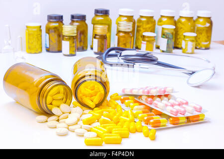 Verschiedene Tabletten und Pillen in einer Glasflasche Stockfoto