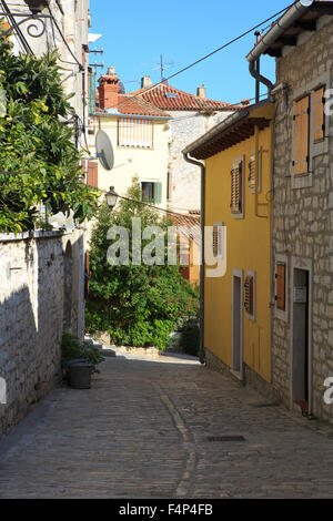 Traditionelle schmale Straße in Rovinj - Rovigno, Kroatien Stockfoto