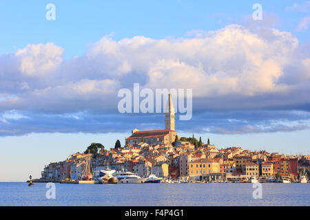 Panoramablick auf Rovinj - Rovigno, Kroatien am frühen Morgen Stockfoto
