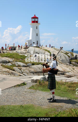 6. August 2014, Peggys Cove in Nova Scotia: Dudelsackpfeifer Musizieren vor dem Leuchtturm im touristischen Peggys Cove, Nova Sco Stockfoto