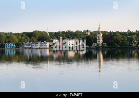 Mahone Bay, Nova Scotia, Kanada, einer kleinen ländlichen Küstenstadt zeigt es Kirchtürme und Reflexionen auf dem Wasser Stockfoto