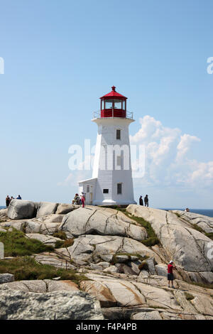 6. August 2014, Peggys Cove in Nova Scotia: Passanten Aroun die Felsen vor den Leuchtturm touristische Peggys Cove, Nov. Stockfoto