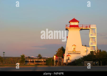 FREDERICTON, NEW BRUNSWICK, 22. Juli 2014: Leuchtturm auf dem Grün, ein beliebtes Touristenziel an der Uferpromenade in Fredericton bei s Stockfoto