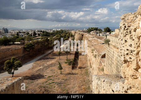 Blick entlang der mittelalterlichen Stadtmauer von Lusignan in Famagusta türkischen Norden Zyperns KATHY DEWITT Stockfoto