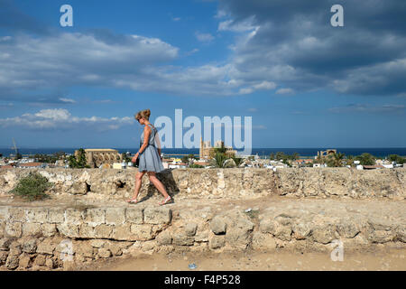 Eine junge attraktive weibliche Touristen geht die alte Mauer in für einen Blick auf die Stadt Famagusta Nord Zypern KATHY DEWITT Stockfoto