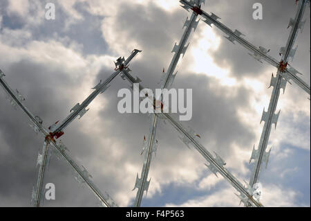 Glänzende Stacheldraht Zäune vor einem bewölkten blauen Himmel im Vereinigten Königreich. Stockfoto