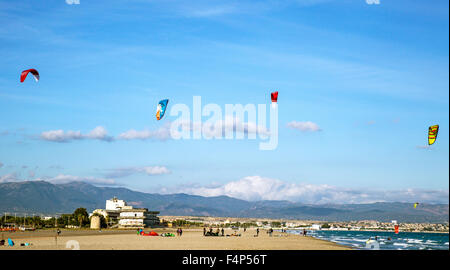 Kitesurfen am Strand von Poetto Cagliari Sardinien Italien Stockfoto