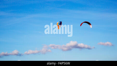 Kitesurfen am Strand von Poetto Cagliari Sardinien Italien Stockfoto