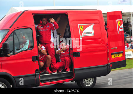 Der Ferrari F1 Team Mechanik Welle von einem van auf dem Goodwood Festival of Speed im Vereinigten Königreich. Stockfoto