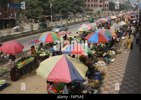 Die Pflaster von der viel befahrenen Bereichen in Mirpur Dhaka City bleiben besetzt durch Verkäufer verkaufen, Kleidung, Obst, Gemüse und andere Stockfoto