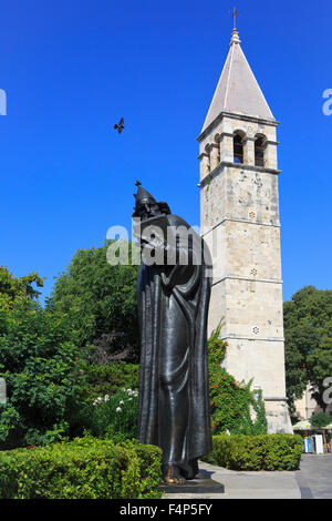 Statue des römisch-katholischen Bischofs Gregor von Nin aus dem 10. Jahrhundert und Glockenturm im Giardin Park in Split, Kroatien Stockfoto