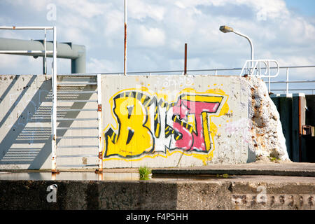 Graffiti an einer Betonwand irgendwo in den Niederlanden Stockfoto