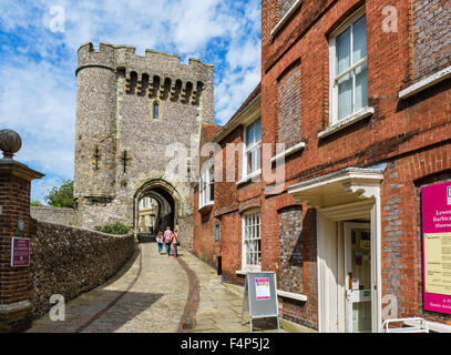 Die Barbican Gate bei Lewes Castle, Lewes, East Sussex, England, UK Stockfoto