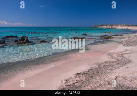 Strände in Elafonisi, Insel Kreta. haben die Besonderheit, wegen der Korallen Fragmente angesammelt auf rosa eingefärbt werden die Stockfoto