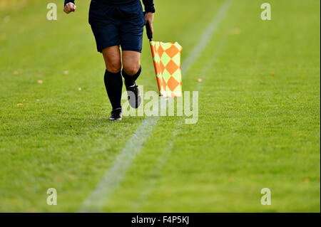 Schiedsrichter-Assistenten, die entlang der Seitenlinie während eines Fußballspiels Stockfoto