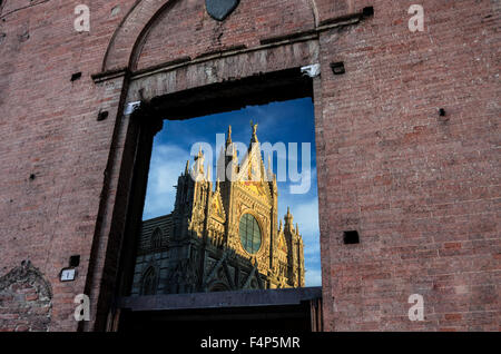 Die prächtige Kathedrale von Siena reflektiert auf ein Glas Stockfoto