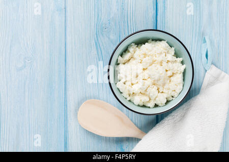 Milchprodukten auf Holztisch. Hausgemachter Käse Quark. Draufsicht mit Textfreiraum Stockfoto