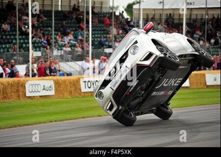 Terry Grant treibt einen Nissan Juke Nismo RS auf zwei Rädern auf dem Goodwood Festival of Speed im Vereinigten Königreich. Stockfoto