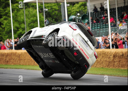 Terry Grant treibt einen Nissan Juke Nismo RS auf zwei Rädern auf dem Goodwood Festival of Speed im Vereinigten Königreich. Stockfoto