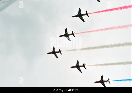 8 Royal Air Force Red Arrows durchführen Anzeige über das Goodwood Festival of Speed in England. Stockfoto