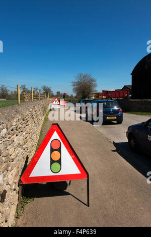 Ampel-Zeichen für Baustellen auf einer Spur in Fairford, Gloucestershire, UK Stockfoto