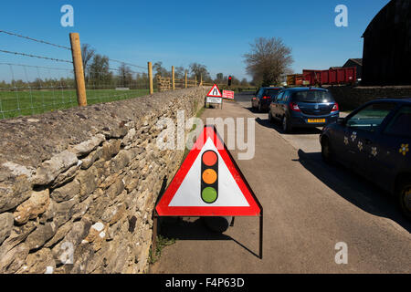 Ampel-Zeichen für Baustellen auf einer Spur in Fairford, Gloucestershire, UK Stockfoto