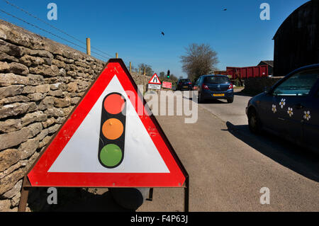 Ampel-Zeichen für Baustellen auf einer Spur in Fairford, Gloucestershire, UK Stockfoto