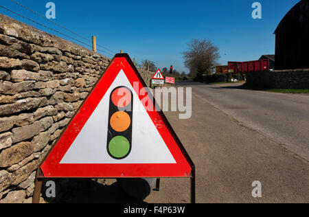 Ampel-Zeichen für Baustellen auf einer Spur in Fairford, Gloucestershire, UK Stockfoto