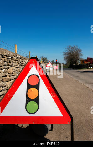 Ampel-Zeichen für Baustellen auf einer Spur in Fairford, Gloucestershire, UK Stockfoto