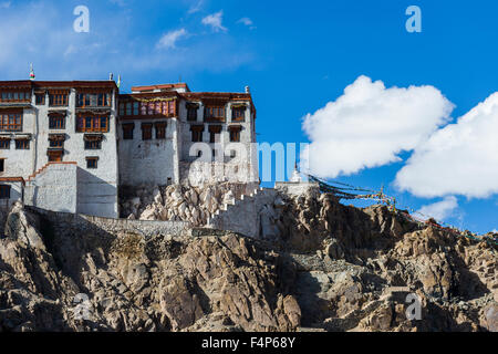 Stakna Gompa ist auf einem Hügel über dem Tal des Indus Stockfoto