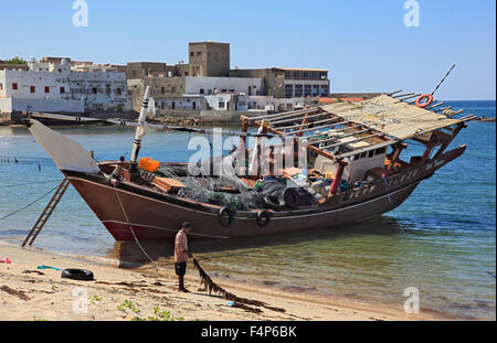 Dhau im alten Fischerhafen von Mirbat im Süden des Oman Stockfoto