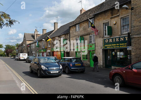 Chinese take away Restaurants und londis Supermarkt in London Street in Fès, Gloucestershire, Vereinigtes Königreich Stockfoto