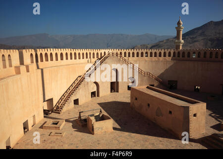 Kanone-Plattform in der Fort Nizwa. Nizwa ist das Zentrum der Oma Nischen der Kernland. Die Oasenstadt liegt mit dem Süden e Stockfoto