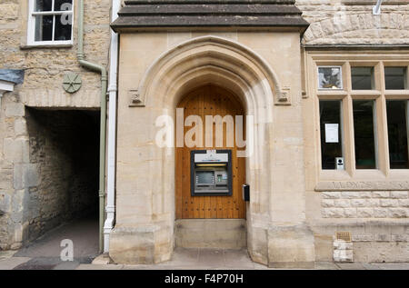 Kasse an die lokale Niederlassung der Lloyds Bank in der High Street in Fès, Gloucestershire, Vereinigtes Königreich Stockfoto