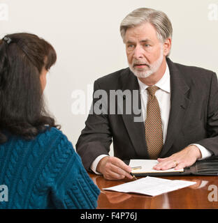 Männliche Business Professional berät Frau Client Stockfoto