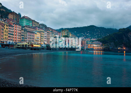 Camogil, Italien in der Abenddämmerung Stockfoto