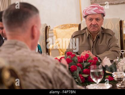 US-Vorsitzender der Joint Chiefs General Joseph Dunford Jr. trifft sich mit Präsident des irakischen Kurdistan Region Masoud Barzani 19. Oktober 2015 in Arbil, Irak. Stockfoto