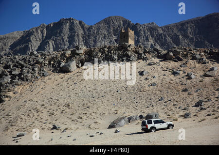 Mit dem Jeep auf dem Weg in die Küstenlandschaft von Bukha im arabischen Golf, in die Oma Nischen Enklave Musandam, Oman Stockfoto