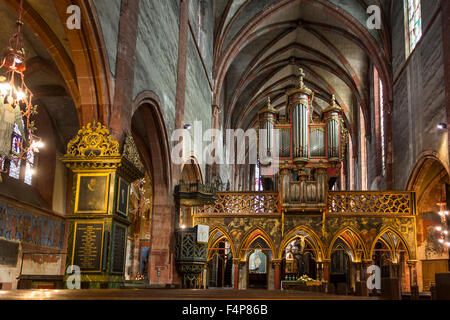 Chor-Bildschirm / Lettner und Orgel von der Saint-Pierre-le-Jeune protestantische Kirche in Straßburg, Elsass, Frankreich Stockfoto