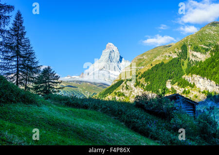 Matterhorn Gipfel mit Kabine und Kiefern an einem frühen Morgen im Sommer. Juli, 2105. Matterhorn, Schweiz. Stockfoto