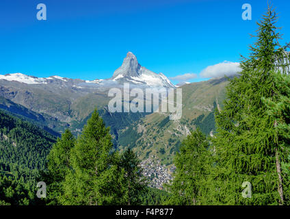 Blick auf Matterhorn Gipfel, Zermatt inmitten alpiner Landschaft. Juli 2015. Matterhorn, Schweiz. Stockfoto