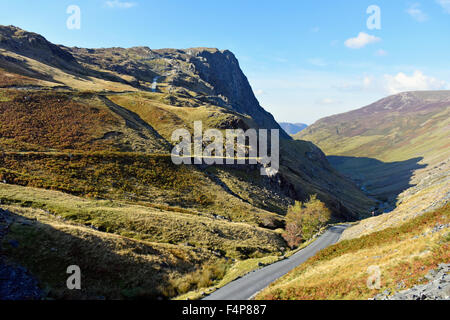 Honister Crag und Mine Road. Honister Schiefer mir Honister Pass Nationalpark Lake District, Cumbria, England, Vereinigtes Königreich. Stockfoto