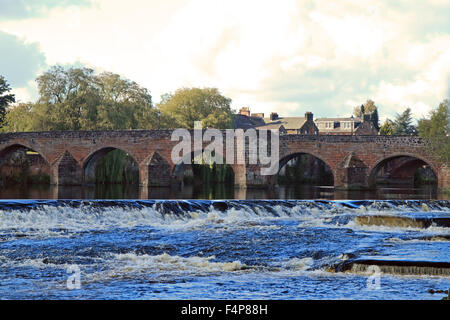 Dumfries, Schottland. Die Devorgilla Brücke überspannt den Fluss Nith und ist eine der ältesten Brücken in Schottland. Stockfoto