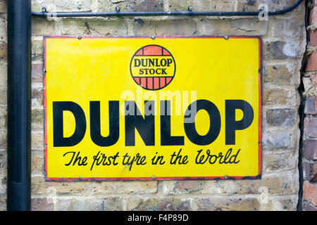 Ein altes Metall Dunlop Werbung. Stockfoto