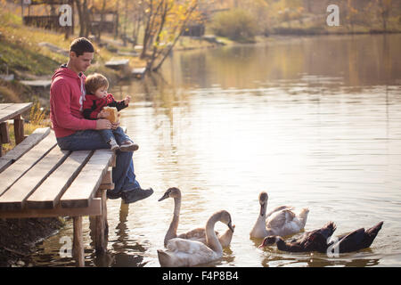 Vater mit Sohn auf dem See Stockfoto