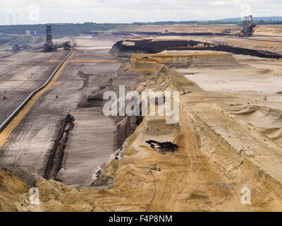 Schaufelrad Bagger in den Kratern Landschaft des Feldes, Tagebau Garzweiler, Deutschlands größte Tagebau Grube. Stockfoto