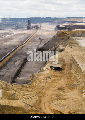 Schaufelrad Bagger in den Kratern Landschaft des Feldes, Tagebau Garzweiler, Deutschlands größte Tagebau Grube. Stockfoto