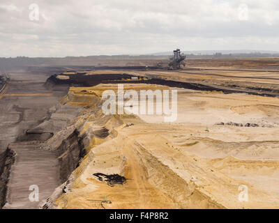 Schaufelrad Bagger in den Kratern Landschaft des Feldes, Tagebau Garzweiler, Deutschlands größte Tagebau Grube. Stockfoto