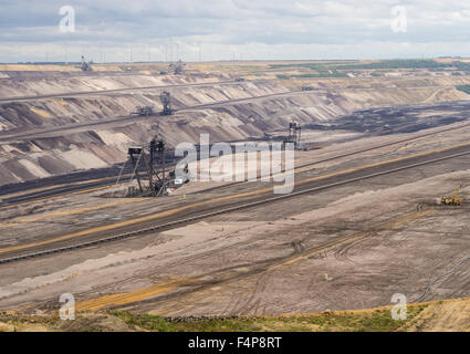 Schaufelrad Bagger in den Kratern Landschaft des Feldes, Tagebau Garzweiler, Deutschlands größte Tagebau Grube. Stockfoto